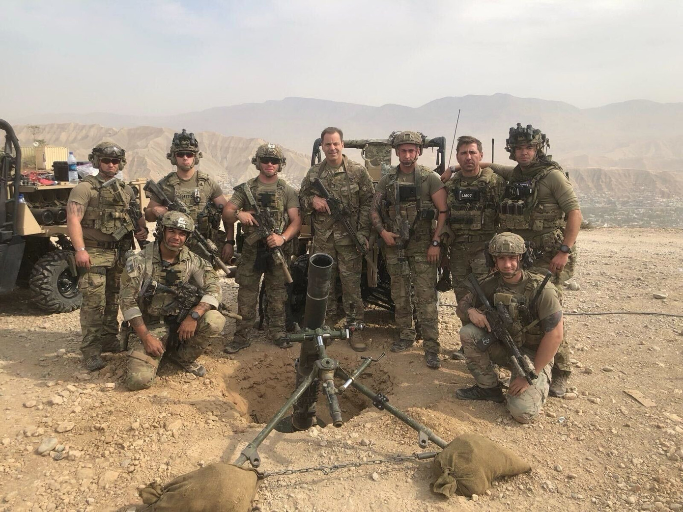 Trung tướng Christopher T. Donahue (đứng giữa, không đội mũ) ở Afghanistan, năm 2020. (Ảnh: NYT) Trung tướng Christopher T. Donahue (đứng giữa, không đội mũ) ở Afghanistan, năm 2020. (Ảnh: NYT)