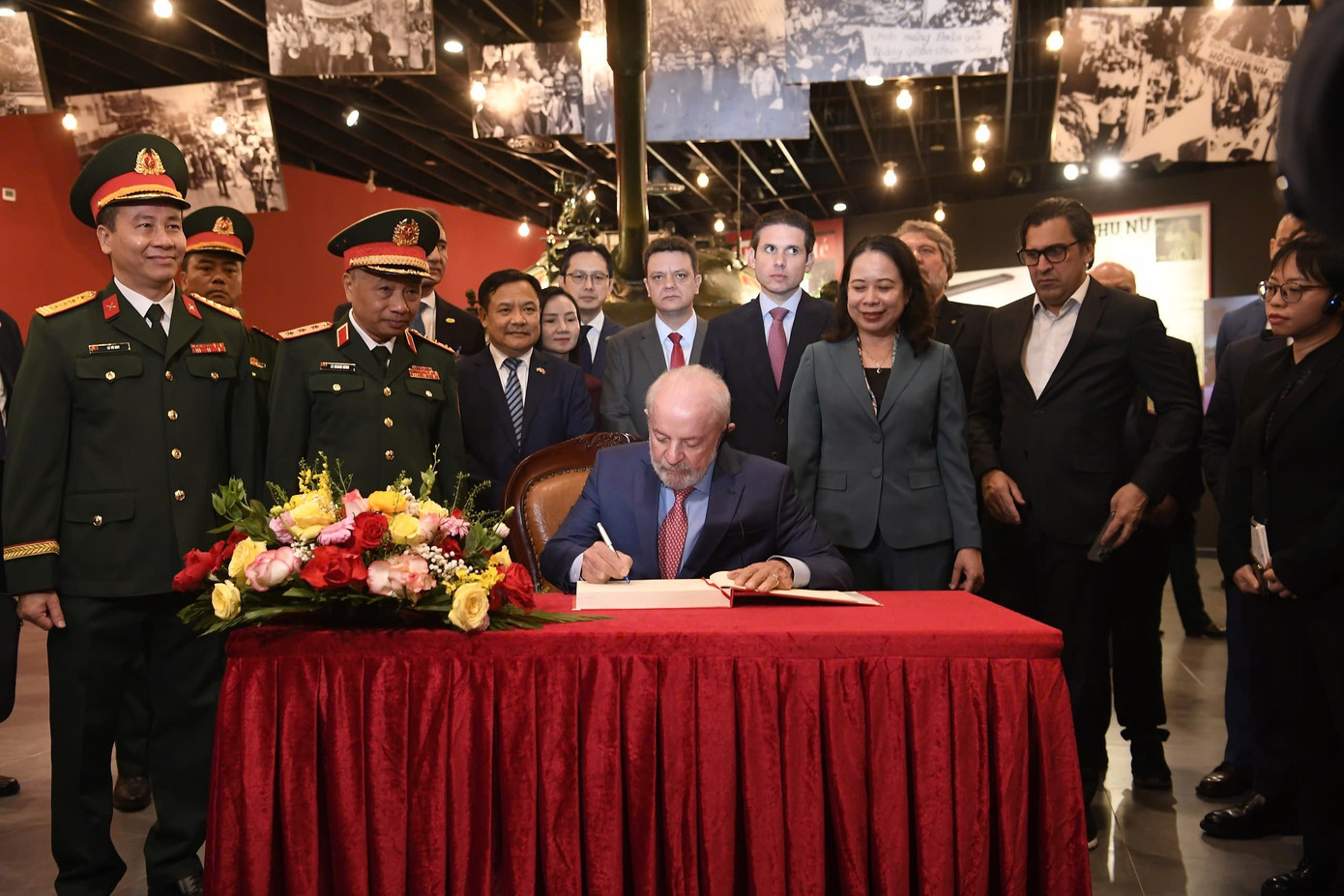 Tổng thống Lula da Silva viết sổ lưu niệm tại Bảo tàng. Ảnh: Nhật Minh.