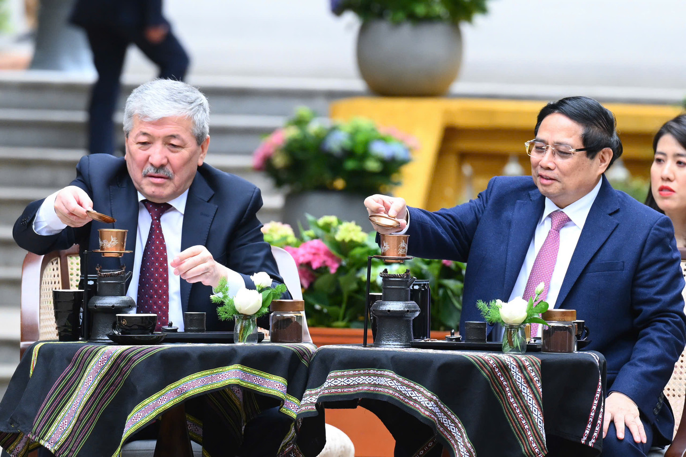 Thủ tướng Phạm Minh Chính và Thủ tướng Kyrgyzstan Adylbek Kasymaliev thưởng thức cà phê Việt Nam trong Khu Di tích Phủ Chủ tịch. (Ảnh: Nhật Bắc) Thủ tướng Phạm Minh Chính và Thủ tướng Kyrgyzstan Adylbek Kasymaliev thưởng thức cà phê Việt Nam trong Khu Di tích Phủ Chủ tịch. (Ảnh: Nhật Bắc)