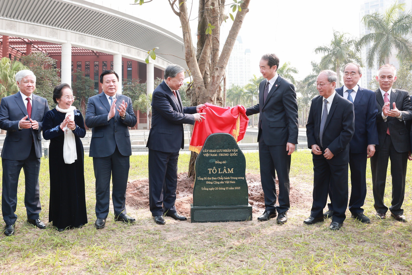 Tổng Bí thư Tô Lâm cùng Đại sứ Trung Quốc Hà Vĩ và các đồng chí lãnh đạo, nguyên lãnh đạo Đảng và Nhà nước, trồng cây "Giao lưu nhân văn Việt - Trung" trong khuôn viên Cung Hữu nghị Việt - Trung. (Ảnh: Nhật Minh) Tổng Bí thư Tô Lâm cùng Đại sứ Trung Quốc Hà Vĩ và các đồng chí lãnh đạo, nguyên lãnh đạo Đảng và Nhà nước, trồng cây "Giao lưu nhân văn Việt - Trung" trong khuôn viên Cung Hữu nghị Việt - Trung. (Ảnh: Nhật Minh)