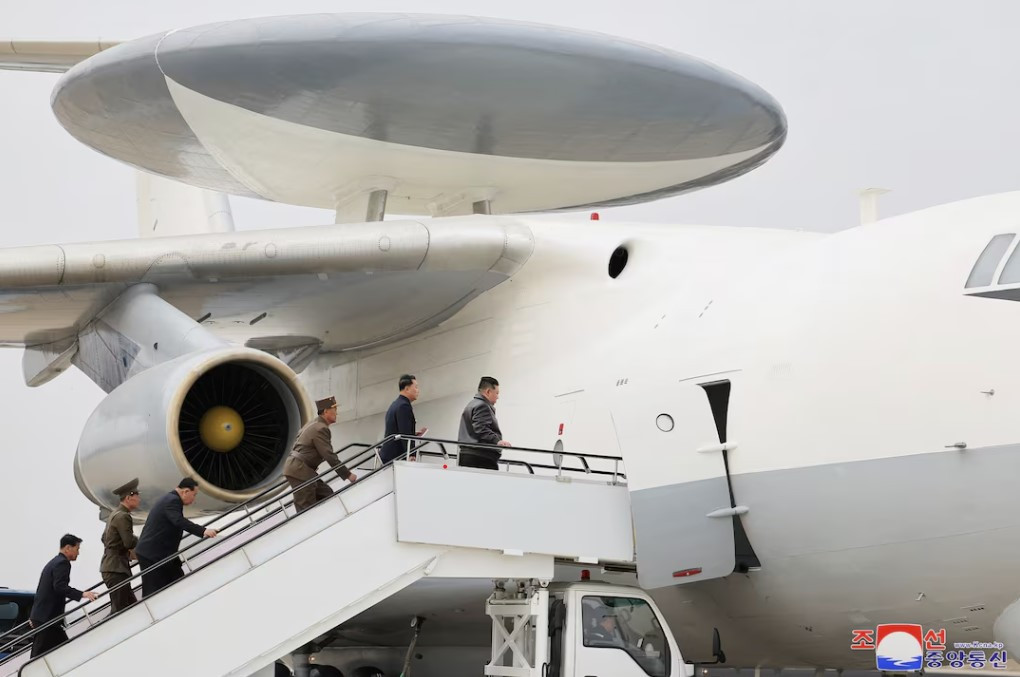 Chủ tịch Triều Tiên Kim Jong Un lên máy bay tại địa điểm không được công bố. (Ảnh: KCNA) Chủ tịch Triều Tiên Kim Jong Un lên máy bay tại địa điểm không được công bố. (Ảnh: KCNA)