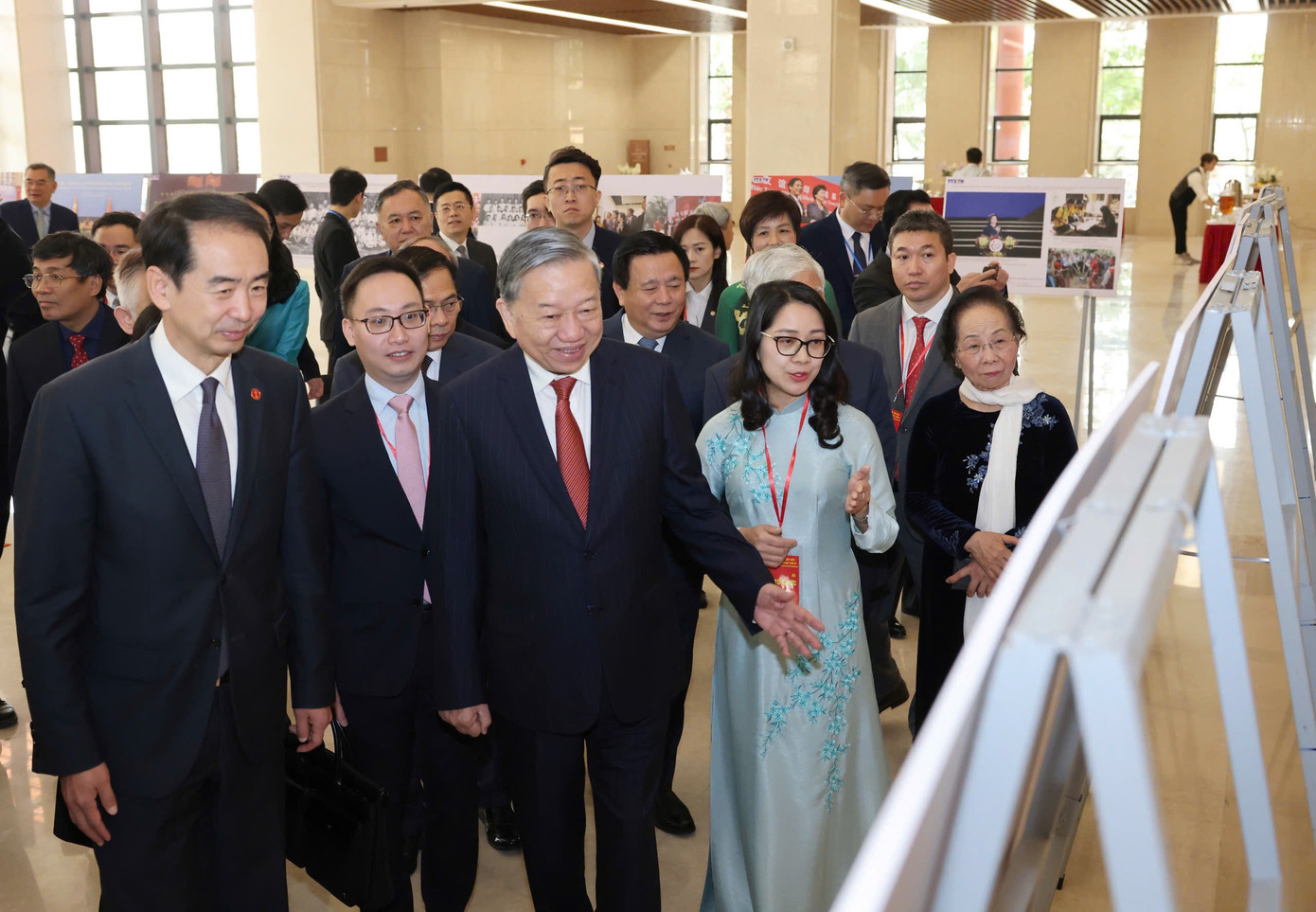 Tổng Bí thư Tô Lâm xem các bức ảnh trưng bày ảnh về thành tựu 75 năm quan hệ Việt - Trung. (Ảnh: Nhật Minh) Tổng Bí thư Tô Lâm xem các bức ảnh trưng bày ảnh về thành tựu 75 năm quan hệ Việt - Trung. (Ảnh: Nhật Minh)