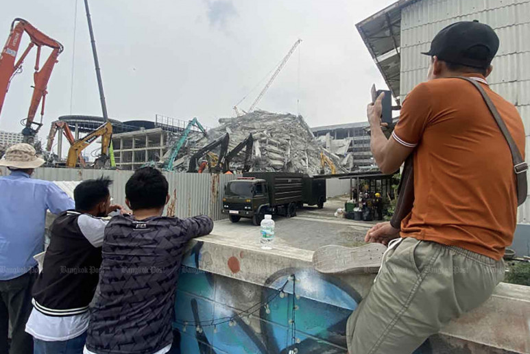 Toà nhà cao 30 tầng đang được xây dở đã đổ sụp trong trận động đất ngày 28/3. (Ảnh: Bangkok Post)