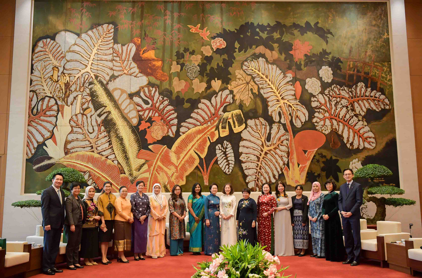 Phu nhân Chủ tịch Quốc hội Trần Thanh Mẫn chụp ảnh chung với Nhóm Phụ nữ Cộng đồng Asean tại Hà Nội, ngày 17/3. (Ảnh: Mofa) Phu nhân Chủ tịch Quốc hội Trần Thanh Mẫn chụp ảnh chung với Nhóm Phụ nữ Cộng đồng Asean tại Hà Nội, ngày 17/3. (Ảnh: Mofa)