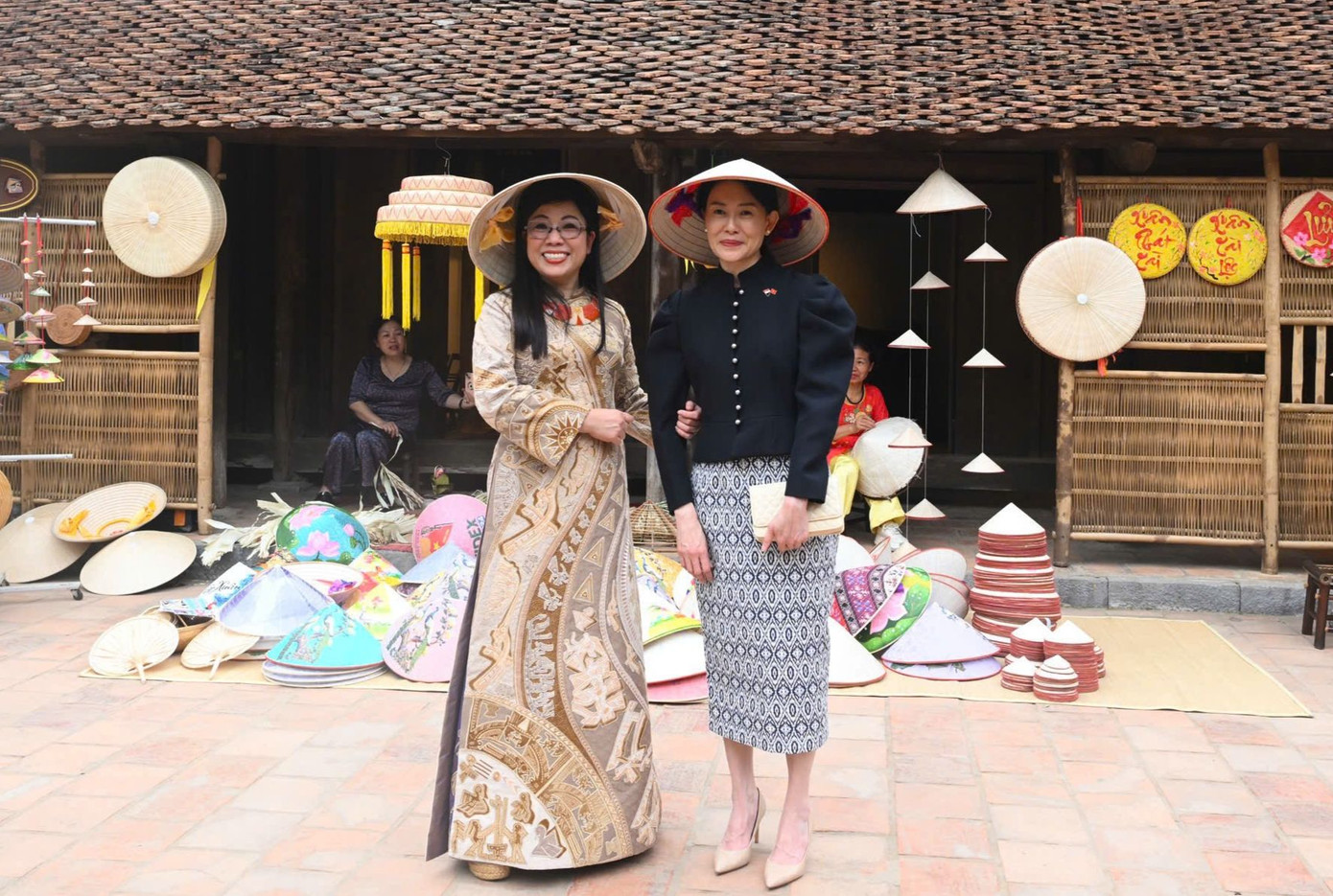 Hai Phu nhân chụp ảnh chung với nón lá. Ảnh: Nhật Minh.