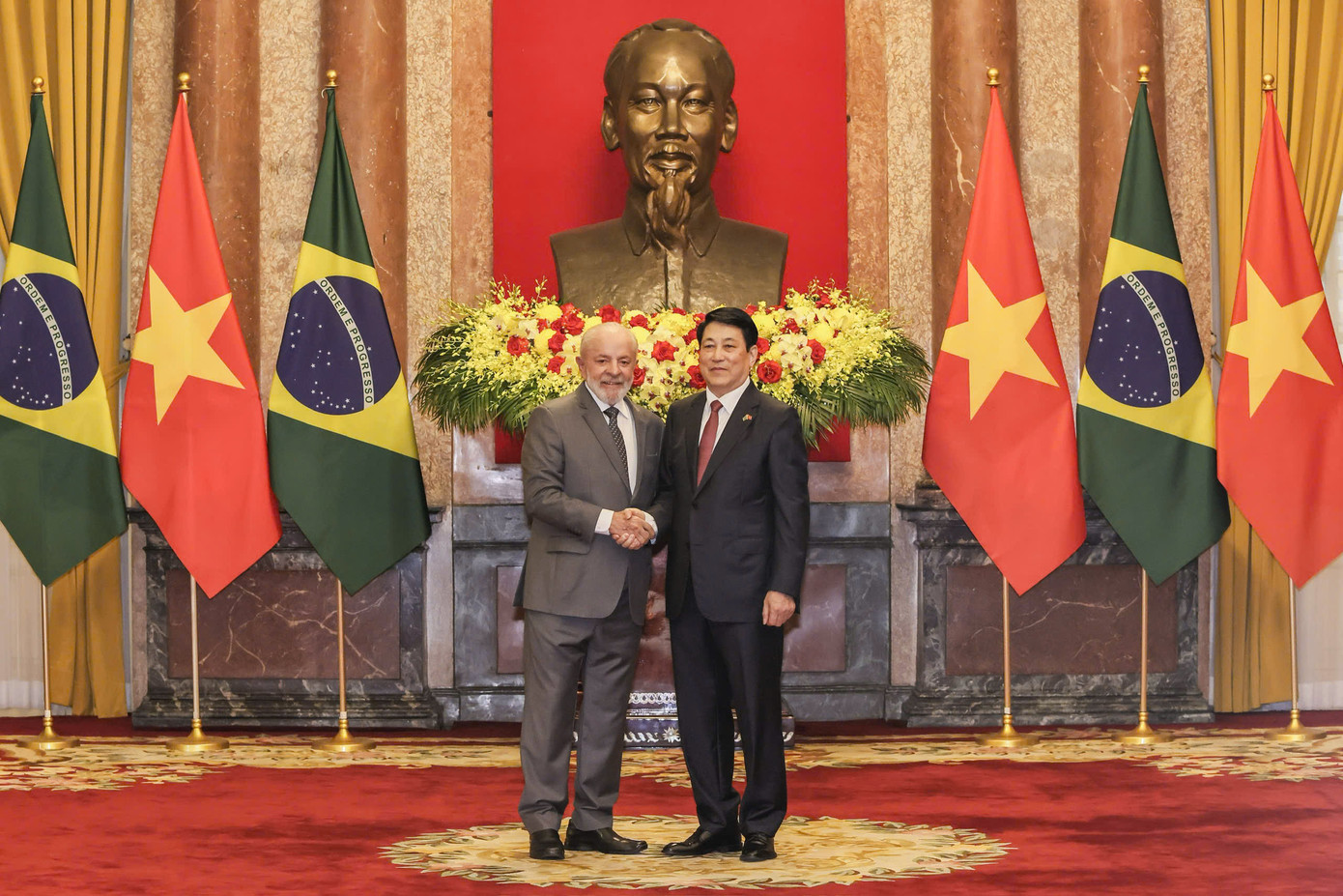 Chủ tịch nước Lương Cường và Tổng thống Lula da Silva chụp ảnh chung trước cuộc hội đàm. (Ảnh: Nhật Minh) Chủ tịch nước Lương Cường và Tổng thống Lula da Silva chụp ảnh chung trước cuộc hội đàm. (Ảnh: Nhật Minh)