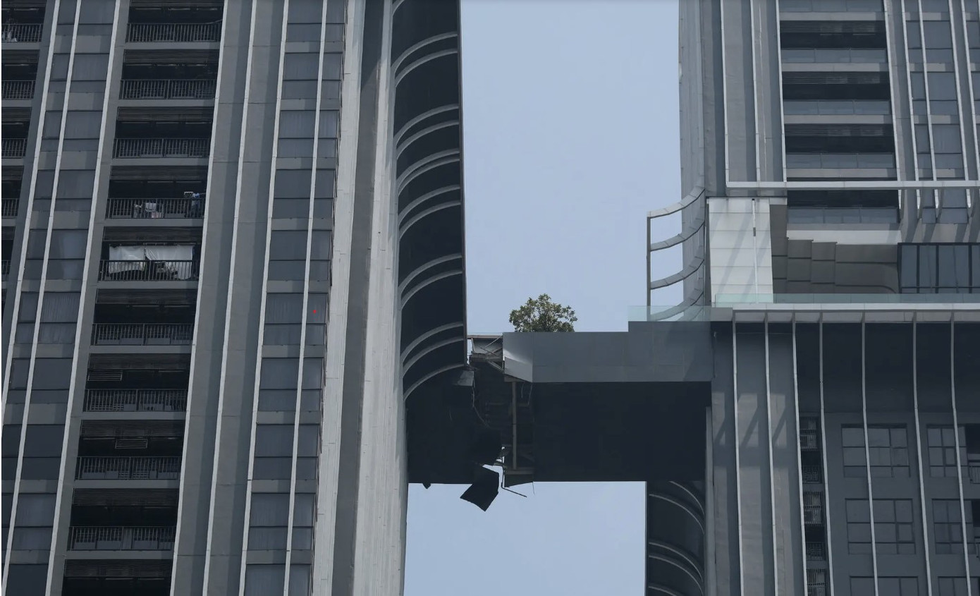 Cầu nối hai tòa nhà chung cư cao tầng ở Bangkok bị hư hỏng sau trận động đất ngày 28/3. (Ảnh: Reuters) Cầu nối hai tòa nhà chung cư cao tầng ở Bangkok bị hư hỏng sau trận động đất ngày 28/3. (Ảnh: Reuters)