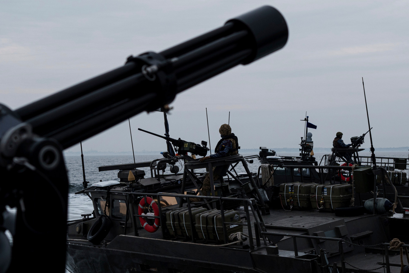 Tàu quân sự CB90 của Hải quân Ukraine tuần tra trên Biển Đen ở Odessa, ngày 27/3. (Ảnh: AP) Tàu quân sự CB90 của Hải quân Ukraine tuần tra trên Biển Đen ở Odessa, ngày 27/3. (Ảnh: AP)