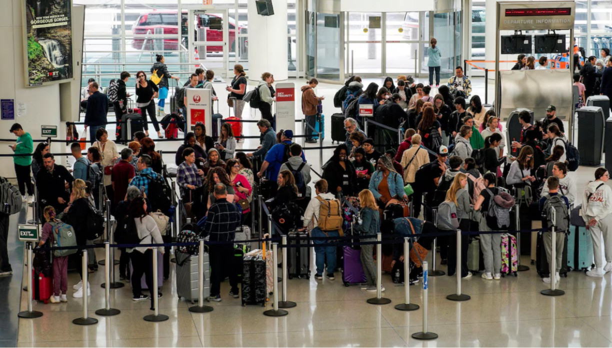 Du khách chờ làm thủ tục ở sân bay quốc tế John F. Kennedy ở TP New York, Mỹ, ngày 6/4. (Ảnh: Reuters) Du khách chờ làm thủ tục ở sân bay quốc tế John F. Kennedy ở TP New York, Mỹ, ngày 6/4. (Ảnh: Reuters)