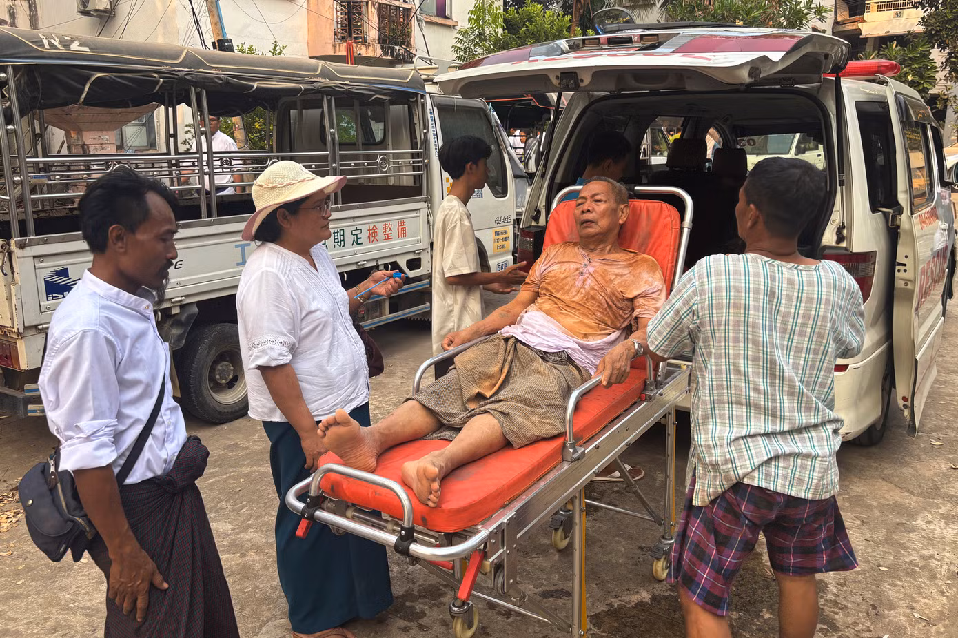 Nhân viên cứu hộ di chuyển một người bị thương mắc kẹt dưới toà nhà ở Naypyitaw, Myanmar, ngày 28/3. (Ảnh: AP) Nhân viên cứu hộ di chuyển một người bị thương mắc kẹt dưới toà nhà ở Naypyitaw, Myanmar, ngày 28/3. (Ảnh: AP)