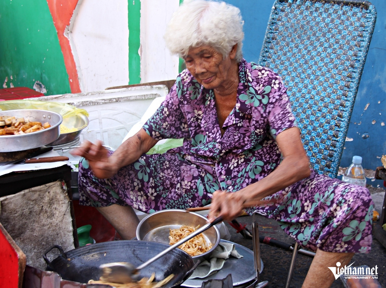 Mỗi chiều, khoảng 15h, bà Kiều lại ra góc vỉa hè ngồi bán bột chiên, hủ tiếu xào, mì xào... Ảnh: Hà Nguyễn