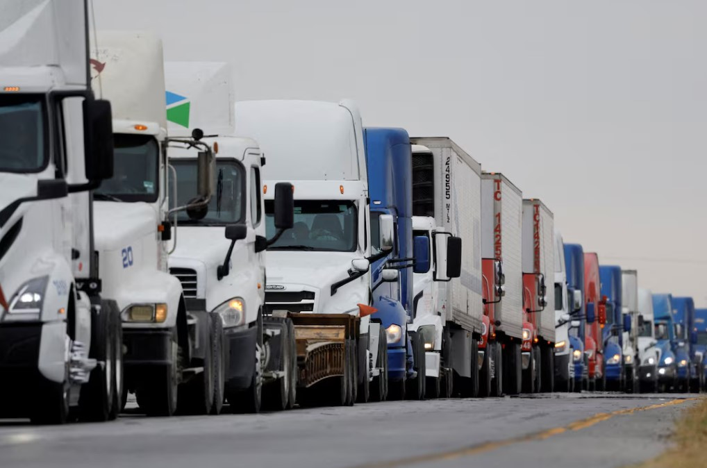 Xe tải xếp hàng chờ vào Mỹ từ Mexico, ngày 26/11 (Ảnh: Reuters) Xe tải xếp hàng chờ vào Mỹ từ Mexico, ngày 26/11 (Ảnh: Reuters)