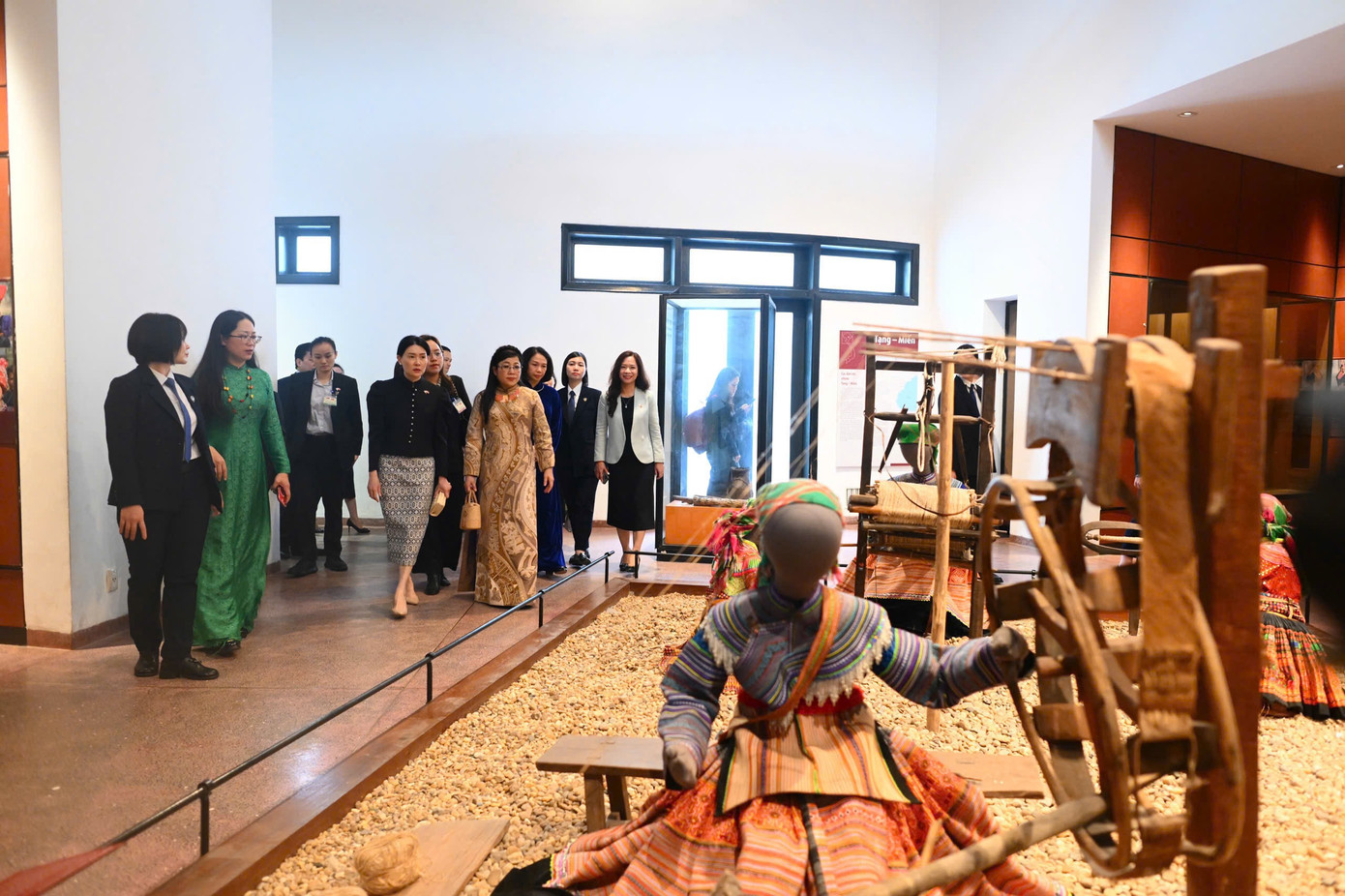 Hai Phu nhân tìm hiểu về các hiện vật trong bảo tàng. Ảnh: Nhật Minh.
