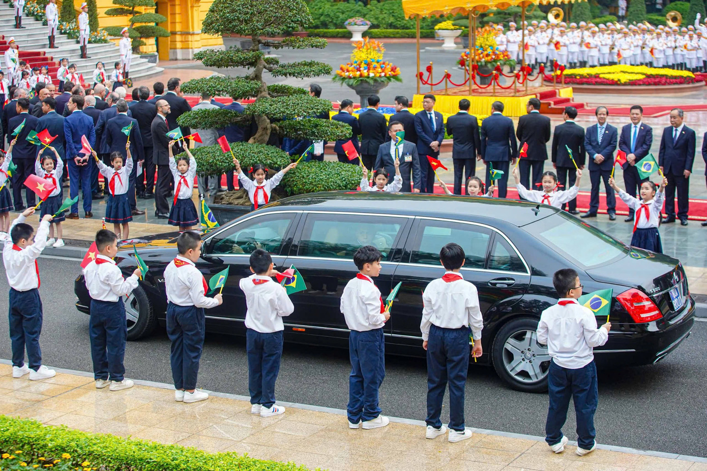 Xe đưa Tổng thống Brazil Lula da Silva tiến vào Phủ Chủ tịch. (Ảnh: Duy Phạm) Xe đưa Tổng thống Brazil Lula da Silva tiến vào Phủ Chủ tịch. (Ảnh: Duy Phạm)