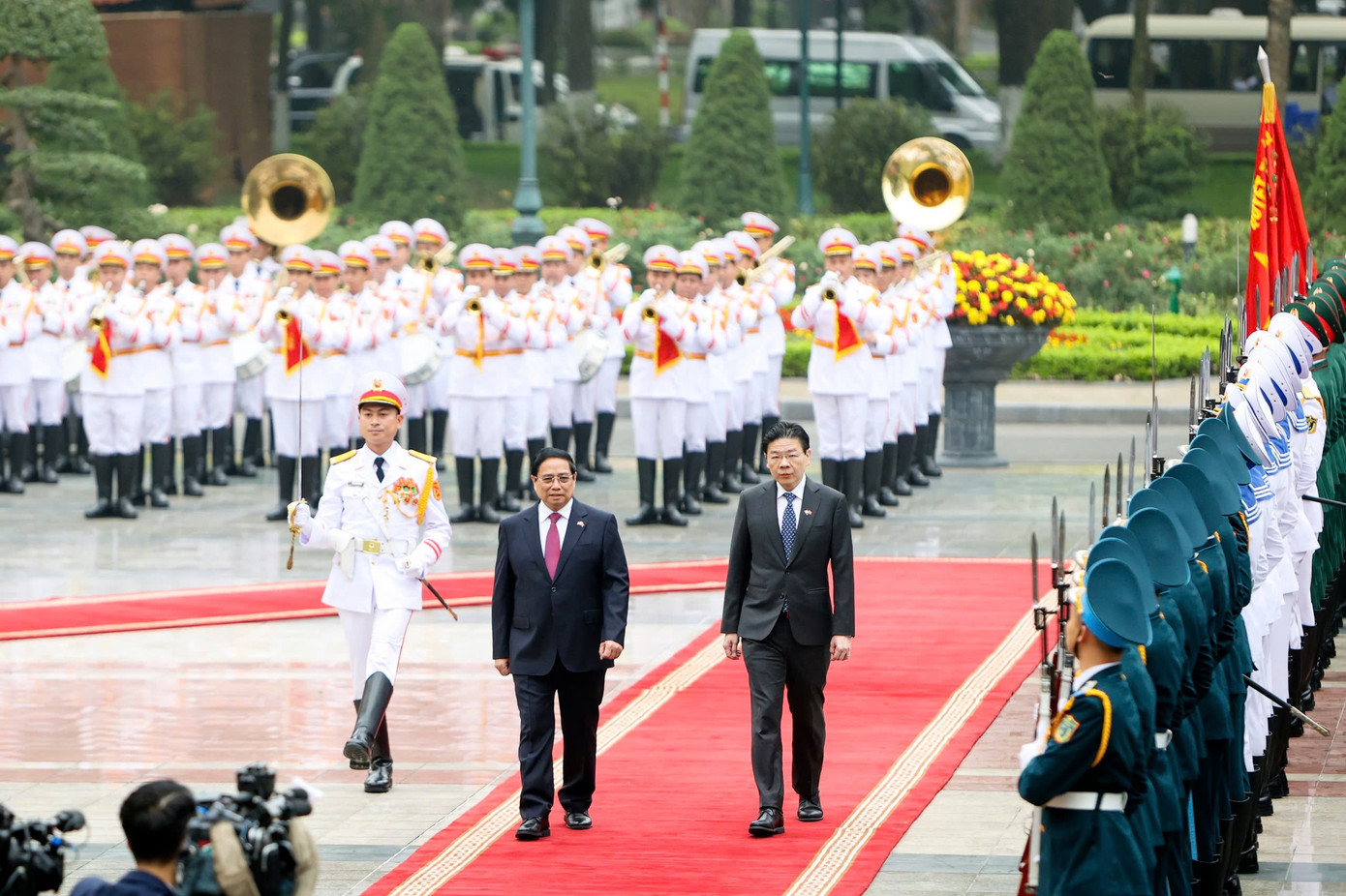Hai Thủ tướng duyệt đội danh dự. (Ảnh: Nhật Minh) Hai Thủ tướng duyệt đội danh dự. (Ảnh: Nhật Minh)