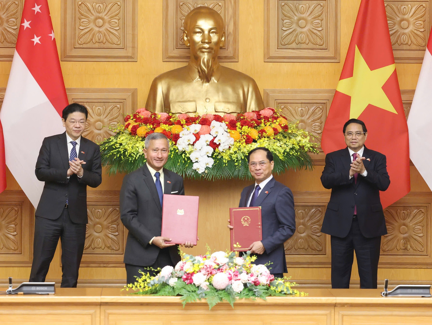 Hai Thủ tướng chứng kiến lễ ký và trao các thỏa thuận hợp tác. Ảnh: Nhật Minh.