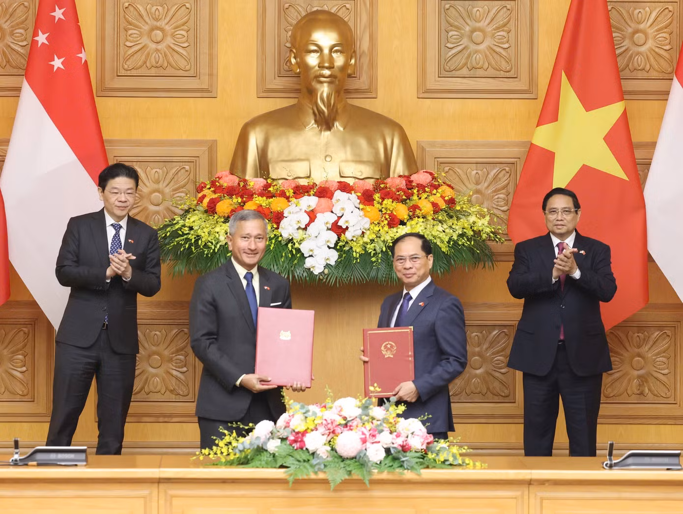 Hai Thủ tướng chứng kiến lễ ký và trao các thỏa thuận hợp tác. Ảnh: Nhật Minh.
