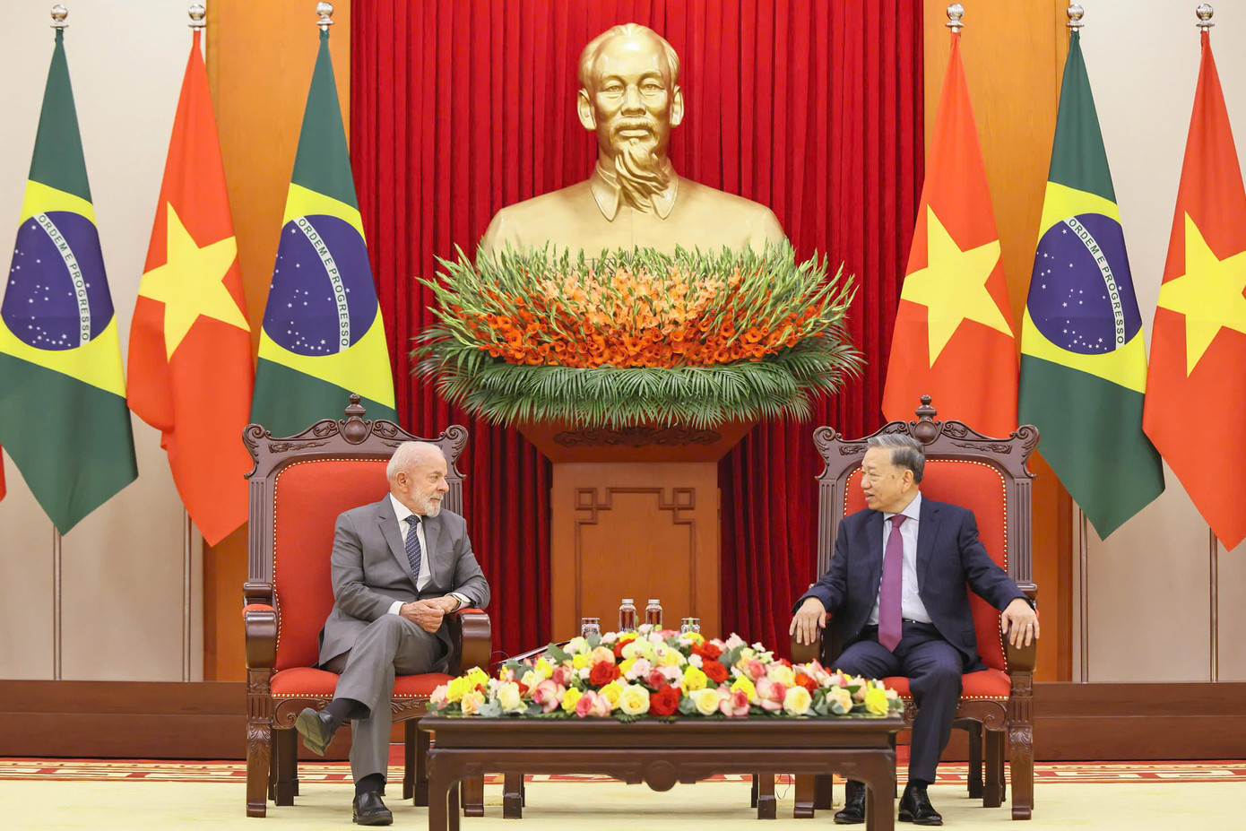 Hai nhà lãnh đạo trao đổi về quan hệ giữa Việt Nam và Brazil. (Ảnh: Nhật Minh)