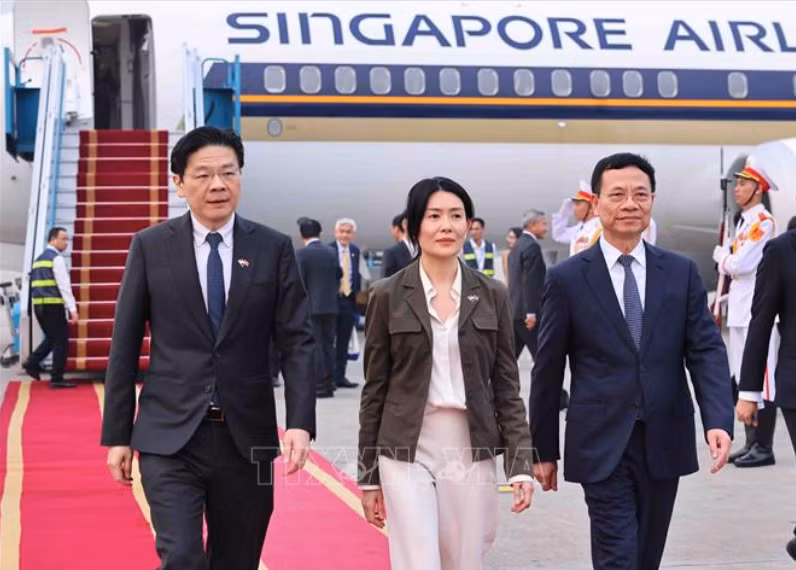 Bộ trưởng KH&CN Nguyễn Mạnh Hùng đón Thủ tướng Singapore Lawrence Wong và Phu nhân tại sân bay Nội Bài. (Ảnh: TTXVN) Bộ trưởng KH&CN Nguyễn Mạnh Hùng đón Thủ tướng Singapore Lawrence Wong và Phu nhân tại sân bay Nội Bài. (Ảnh: TTXVN)