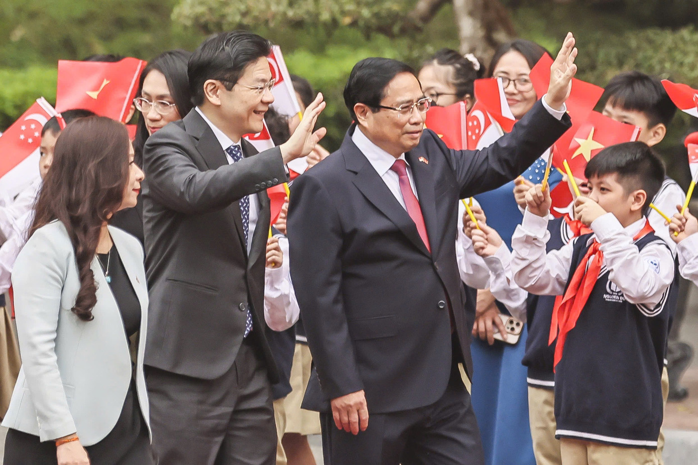 Hai Thủ tướng vẫy chào các em thiếu nhi Hà Nội. (Ảnh: Nhật Minh) Hai Thủ tướng vẫy chào các em thiếu nhi Hà Nội. (Ảnh: Nhật Minh)