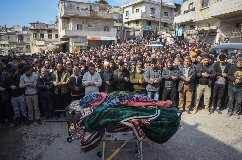 Người thân và hàng xóm dự đám tang của 4 thành viên lực lượng an ninh Syria thiệt mạng trong các cuộc đụng độ với nhóm trung thành với Tổng thống bị lật đổ Bashar Assad ở vùng ven biển Syria ngày 8/3. (Ảnh: AP) Người thân và hàng xóm dự đám tang của 4 thành viên lực lượng an ninh Syria thiệt mạng trong các cuộc đụng độ với nhóm trung thành với Tổng thống bị lật đổ Bashar Assad ở vùng ven biển Syria ngày 8/3. (Ảnh: AP)