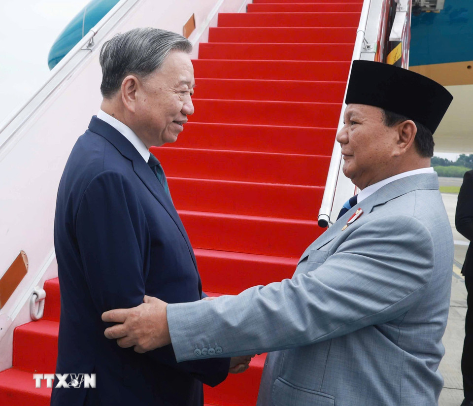 Tổng thống Indonesia Prabowo Subianto tiễn Tổng Bí thư Tô Lâm và Phu nhân tại sân bay quân sự Halim Perdanakusuma. (Ảnh: TTXVN) Tổng thống Indonesia Prabowo Subianto tiễn Tổng Bí thư Tô Lâm và Phu nhân tại sân bay quân sự Halim Perdanakusuma. (Ảnh: TTXVN)