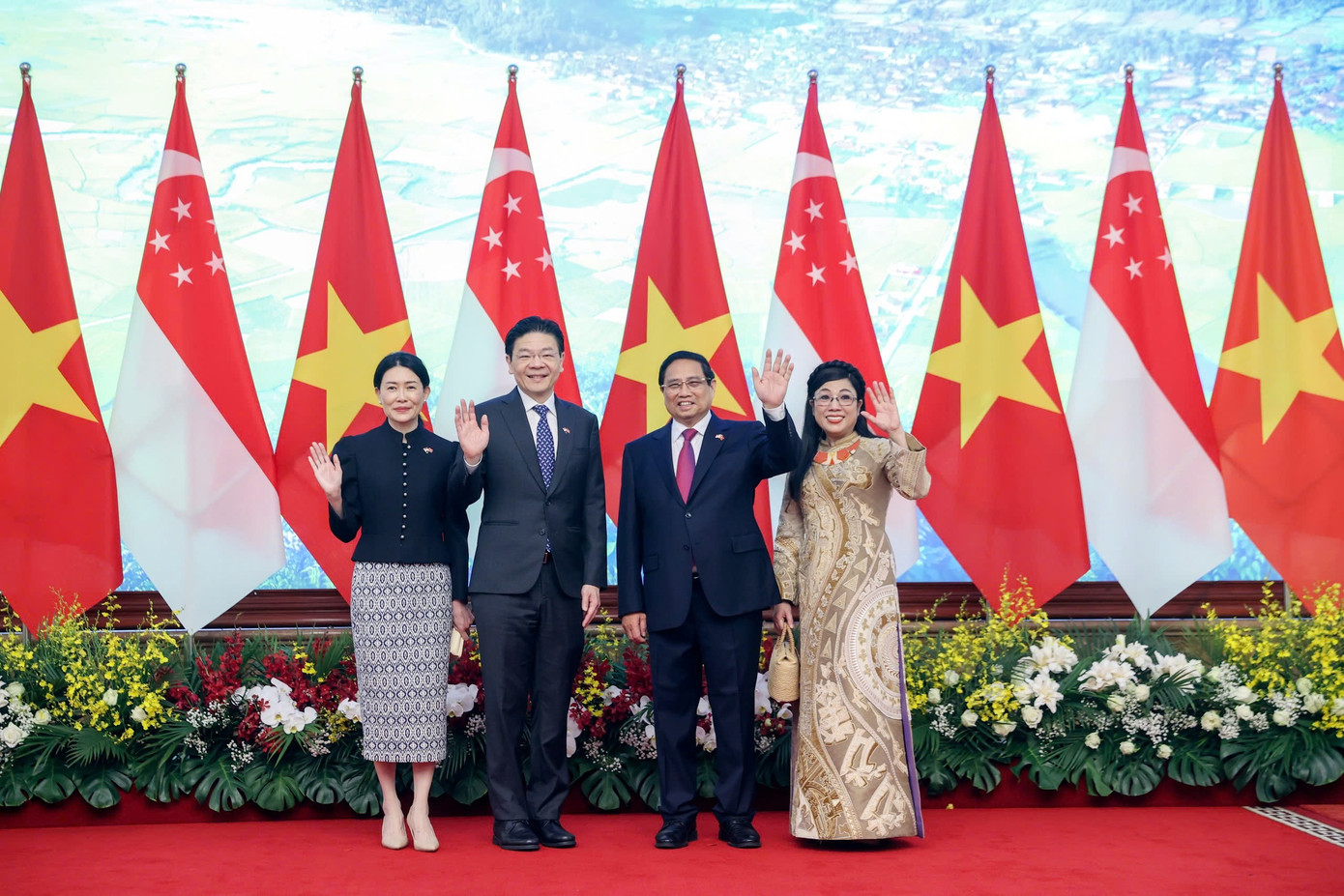 Thủ tướng Phạm Minh Chính cùng Phu nhân chụp ảnh chung với Thủ tướng Singapore Lawrence Wong và Phu nhân. (Ảnh: Nhật Minh) Thủ tướng Phạm Minh Chính cùng Phu nhân chụp ảnh chung với Thủ tướng Singapore Lawrence Wong và Phu nhân. (Ảnh: Nhật Minh)