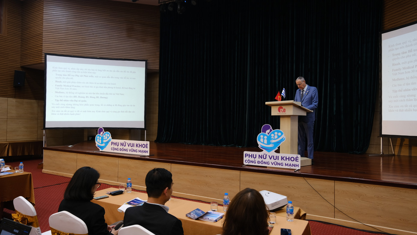 Đại sứ Israel Yaron Mayer phát biểu tại buổi tọa đàm về sức khỏe nữ giới. (Ảnh: ĐSQ Israel)