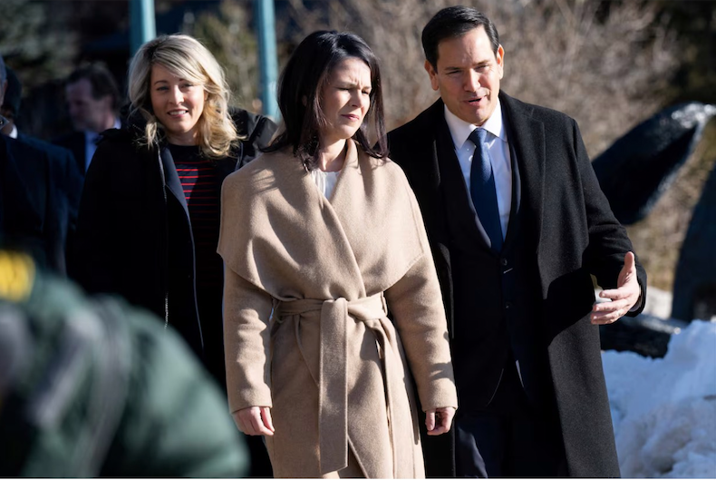 Ngoại trưởng Mỹ Marco Rubio trò chuyện với người đồng cấp Đức Annalena Baerbock khi tham dự sự kiện của G7 ở Canada, ngày 13/3. (Ảnh: Reuters)