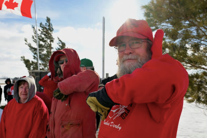 Người Canada làm động tác giương khuỷu tay. (Ảnh: Reuters) Người Canada làm động tác giương khuỷu tay. (Ảnh: Reuters)