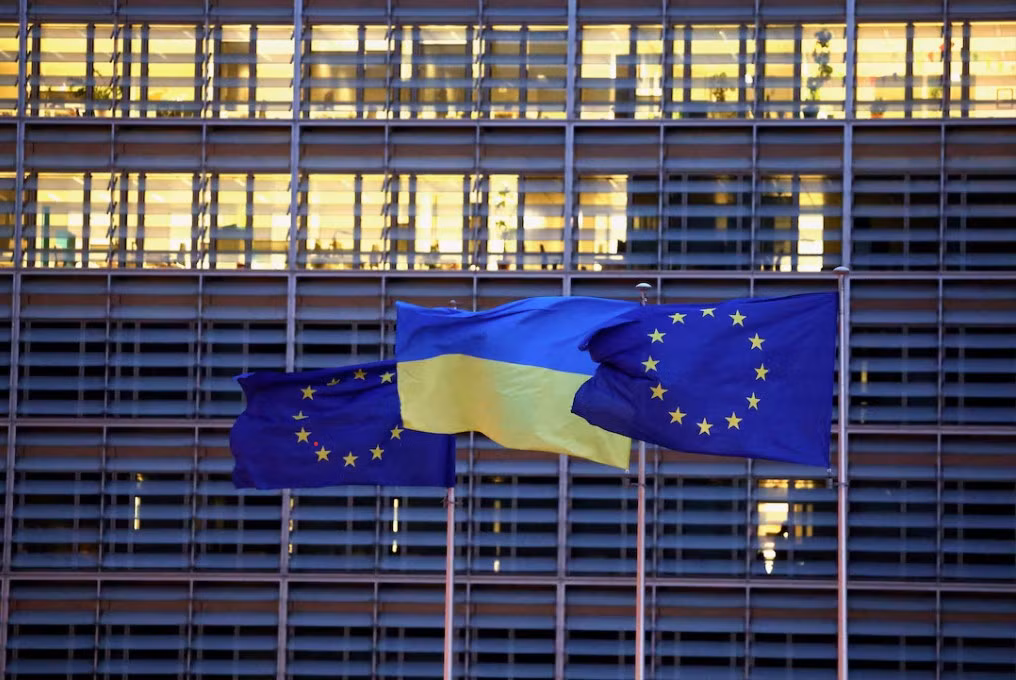 Cờ của EU và Ukraine tung bay bên ngoài trụ sở EU ở Brussels, Bỉ, ngày 24/2. (Ảnh: Reuters)