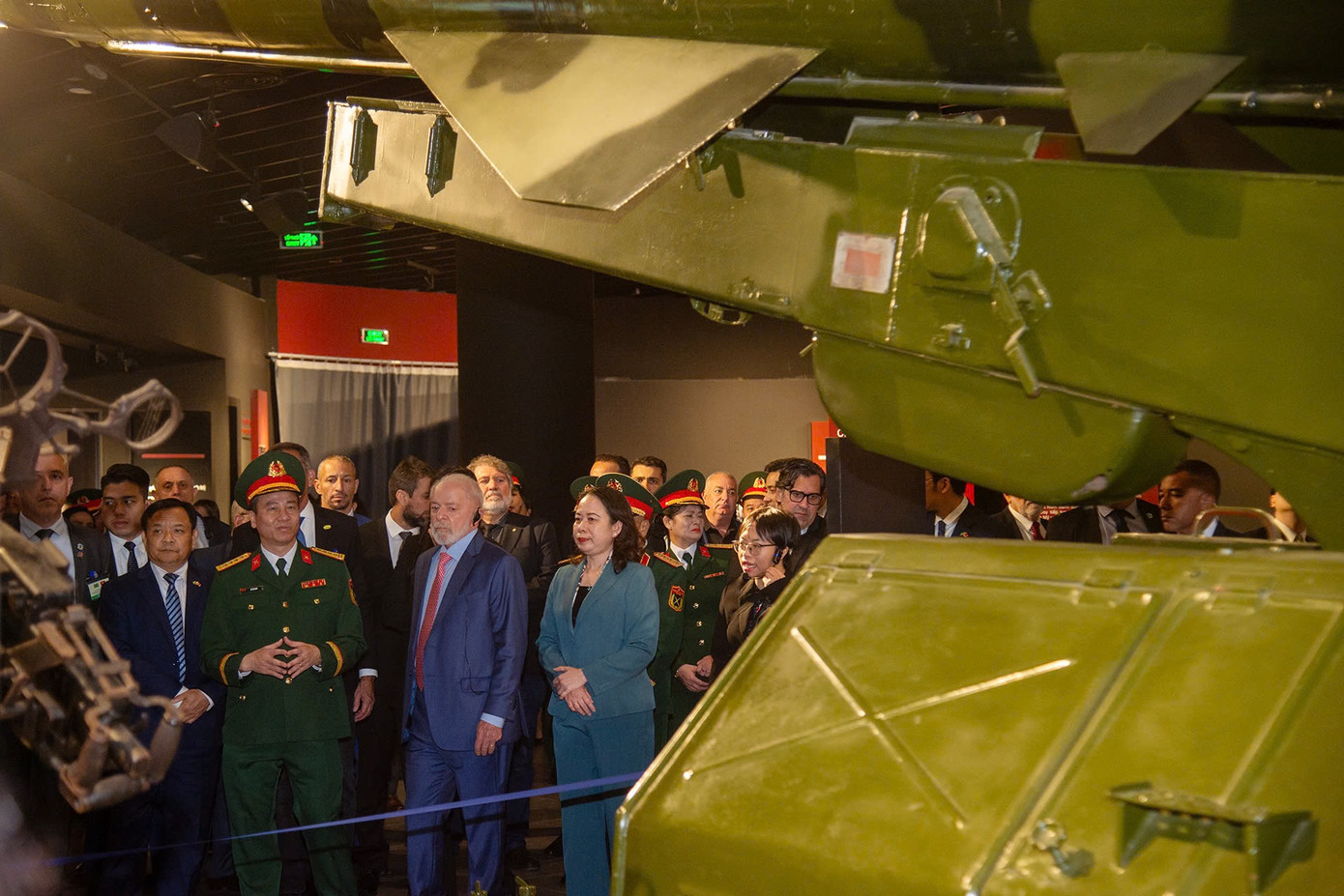 Phó Chủ tịch nước Võ Thị Ánh Xuân cùng Tổng thống Lula da Silva thăm Bảo tàng Quân sự Việt Nam. Ảnh: Nhật Minh.