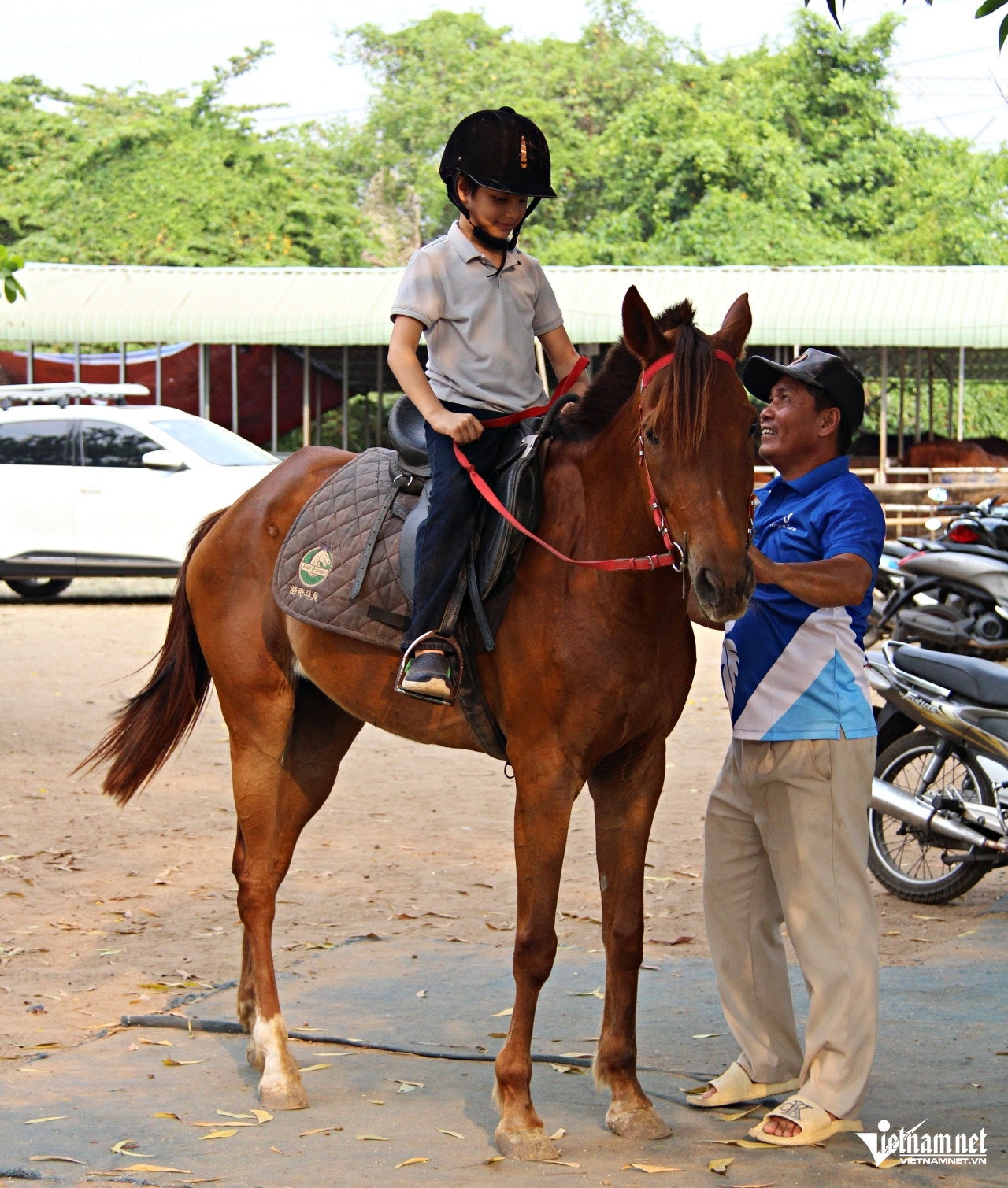 Ông Tông mở các lớp học cưỡi ngựa cho người có nhu cầu tại trang trại. Ảnh: Hà Nguyễn
