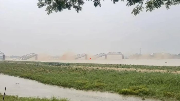 Cây cầu ở Sagaing, Myanmar, bị sập trong trận động đất. (Ảnh chụp từ video) Cây cầu ở Sagaing, Myanmar, bị sập trong trận động đất. (Ảnh chụp từ video)