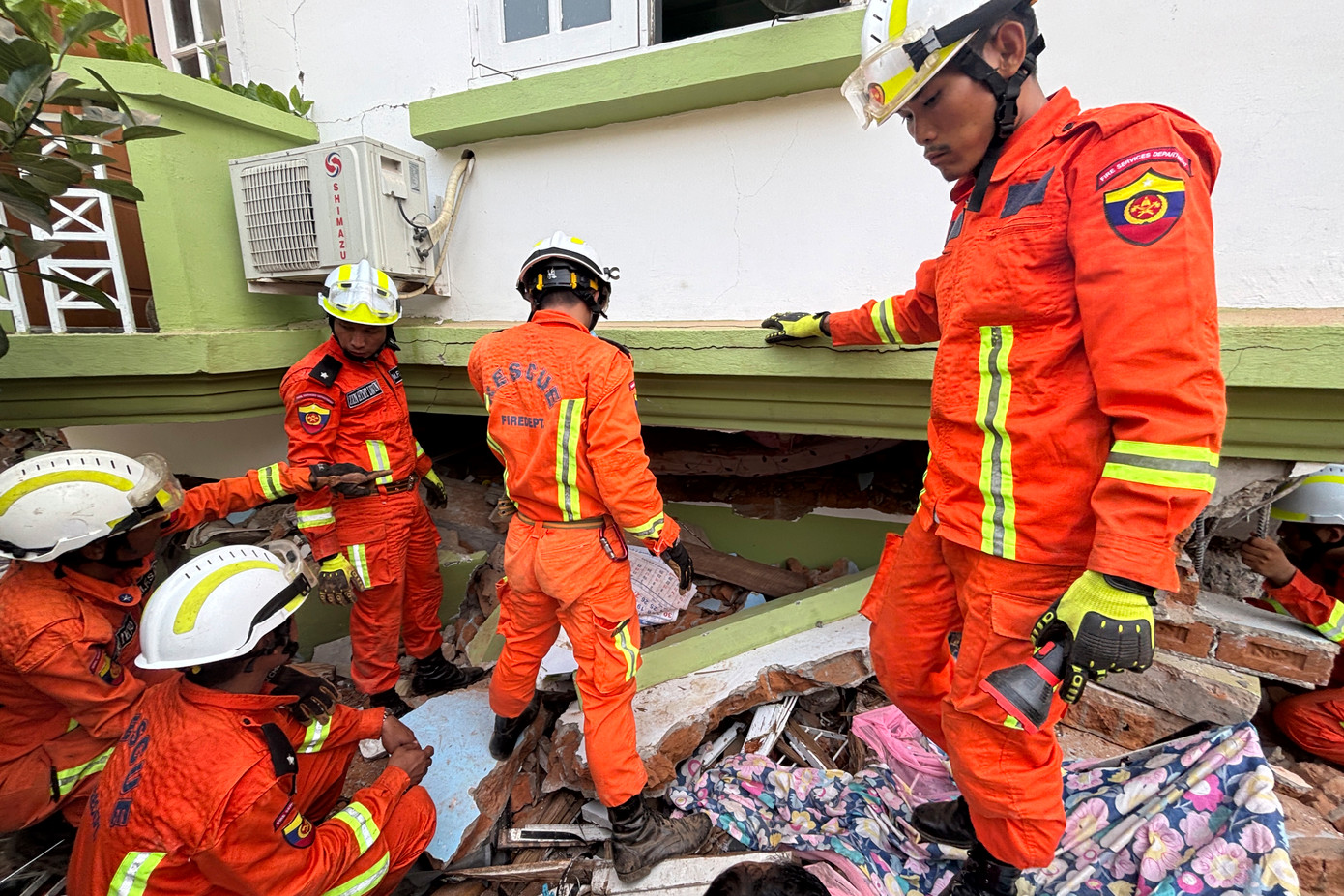 Lực lượng cứu hộ Myanmar tìm kiếm những người sống sót sau trận động đất bên dưới một tòa nhà bị hư hại ở Naypyitaw, ngày 29/3. (Ảnh: AP) Lực lượng cứu hộ Myanmar tìm kiếm những người sống sót sau trận động đất bên dưới một tòa nhà bị hư hại ở Naypyitaw, ngày 29/3. (Ảnh: AP)