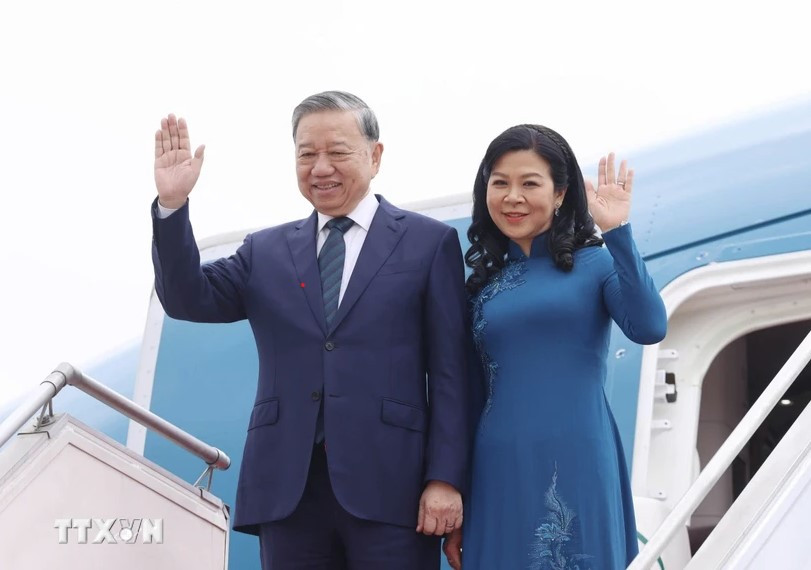 Tổng Bí thư Tô Lâm và Phu nhân khi rời sân bay Jakarta. (Ảnh: TTXVN) Tổng Bí thư Tô Lâm và Phu nhân khi rời sân bay Jakarta. (Ảnh: TTXVN)