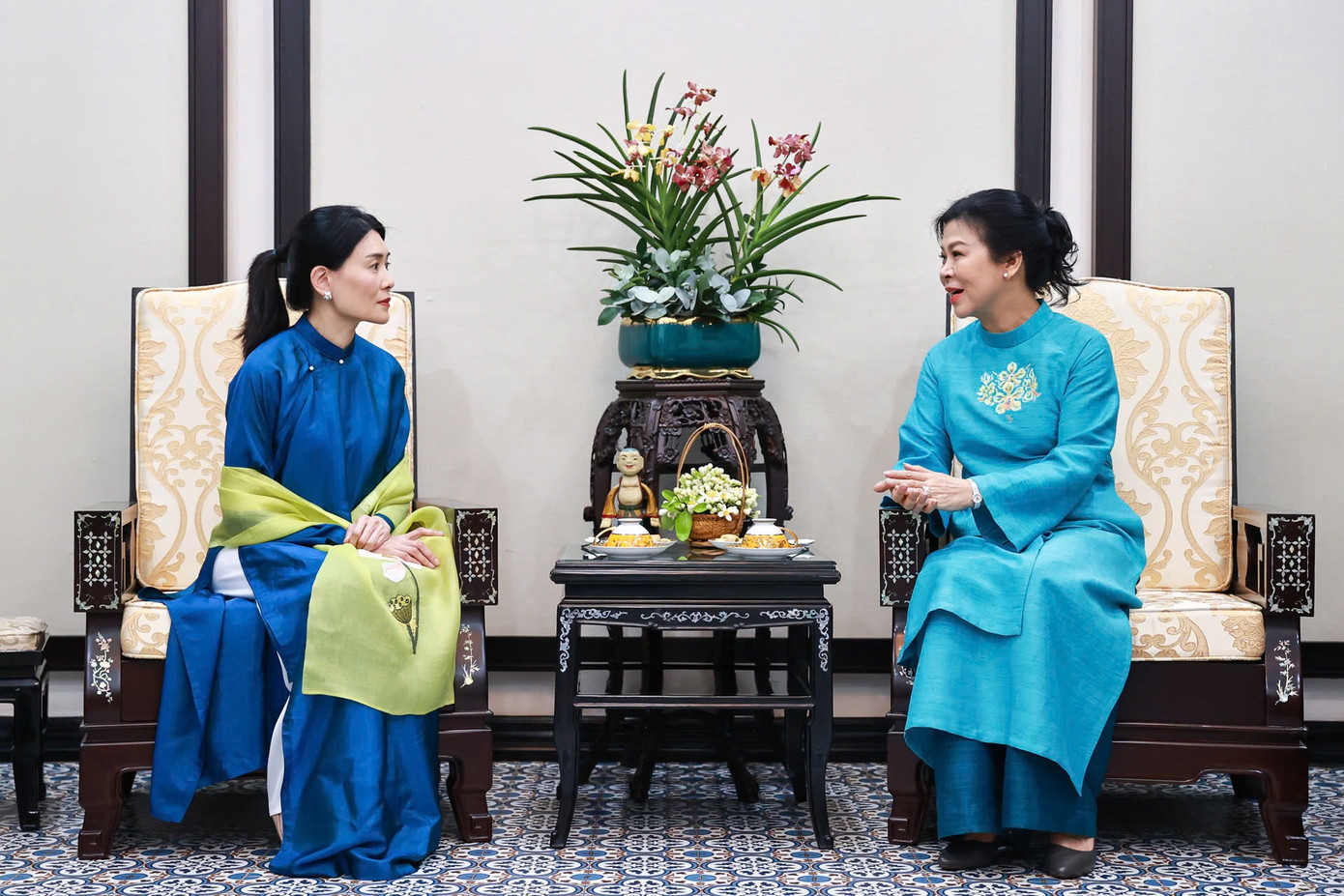 Hai Phu nhân có cuộc trò chuyện thân tình về văn hoá tại Phủ Chủ tịch, tại đây có chậu lan mang tên Papilionanda Tô Lâm Linh Ly. Ảnh: Nhật Minh