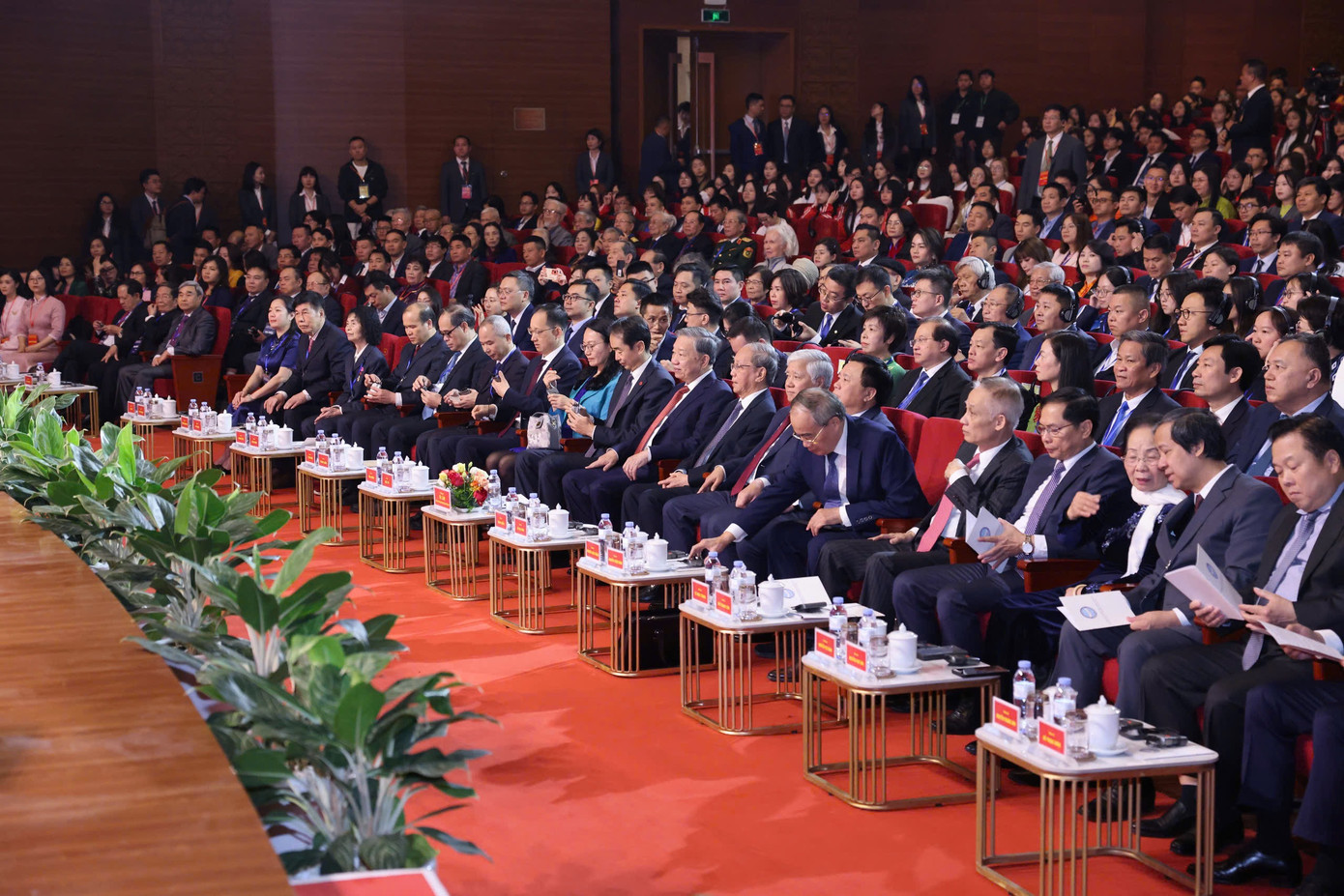 Đông đảo các đồng chí lãnh đạo, nguyên lãnh đạo và quan chức cấp cao của hai nước dự tại cuộc giao lưu. (Ảnh: Nhật Minh) Đông đảo các đồng chí lãnh đạo, nguyên lãnh đạo và quan chức cấp cao của hai nước dự tại cuộc giao lưu. (Ảnh: Nhật Minh)