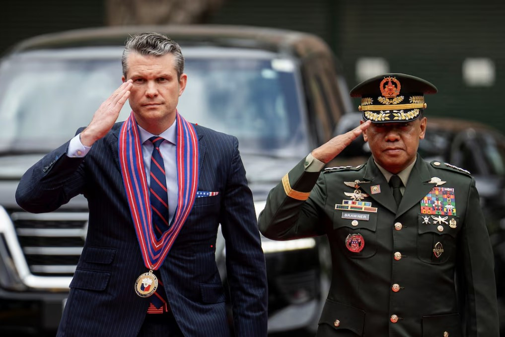 Bộ trưởng Quốc phòng Mỹ Pete Hegseth và Tham mưu trưởng Lục quân Philippines Romeo Brawner Jr duyệt đội danh dự ở Trại Aguinaldo, Philippines, ngày 28/3. (Ảnh: Reuters)