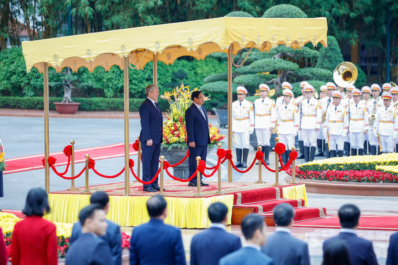 Hai Thủ tướng đứng trên bục danh dự tại lễ đón chính thức. (Ảnh: Đoàn Bắc) Hai Thủ tướng đứng trên bục danh dự tại lễ đón chính thức. (Ảnh: Đoàn Bắc)