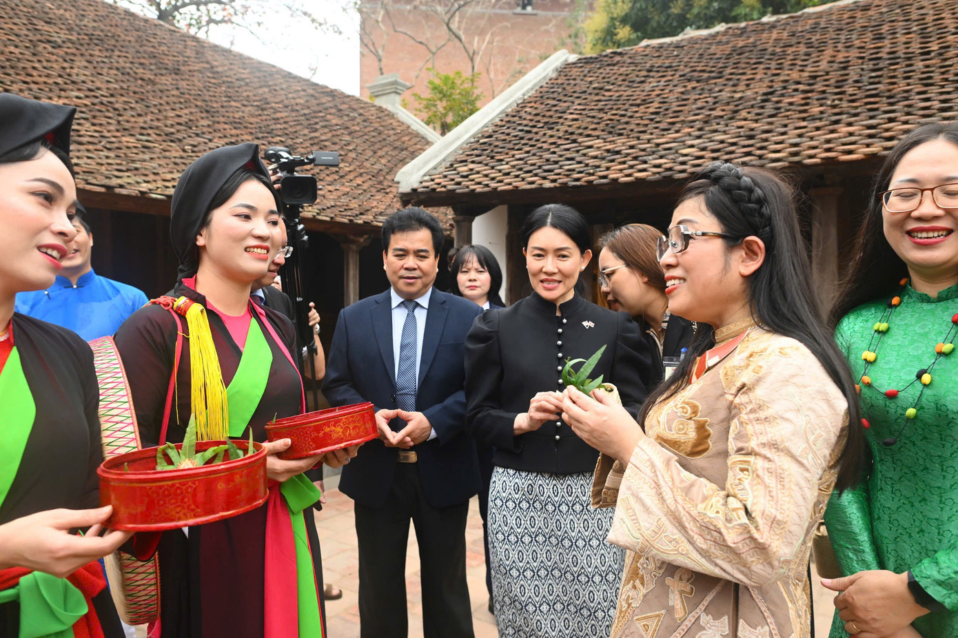 Hai Phu nhân được các liền chị mời trầu têm cánh phượng. Ảnh: Nhật Minh.