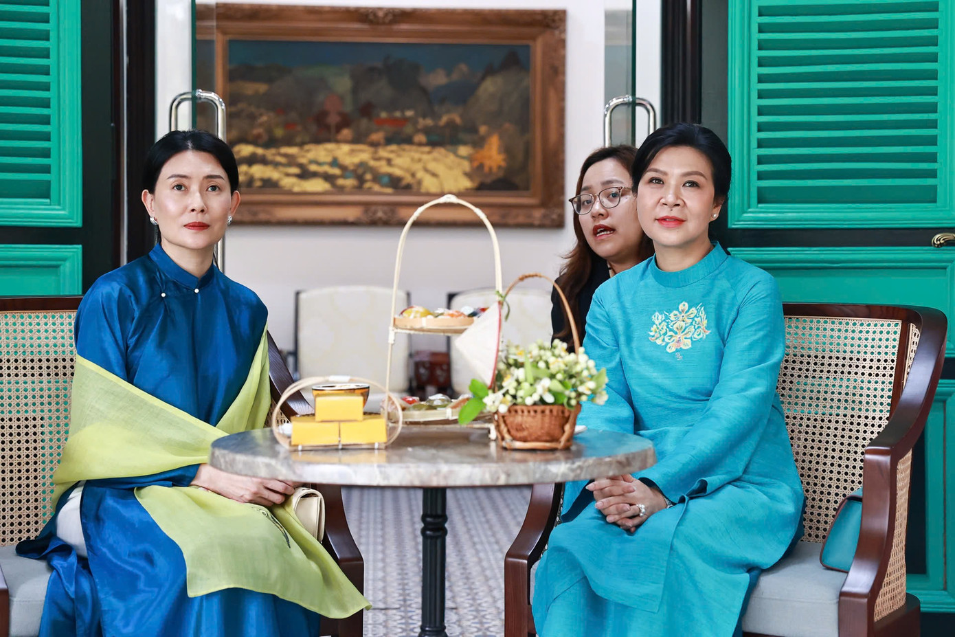 Hai Phu nhân xem múa rối nước. Ảnh: Nhật Minh.