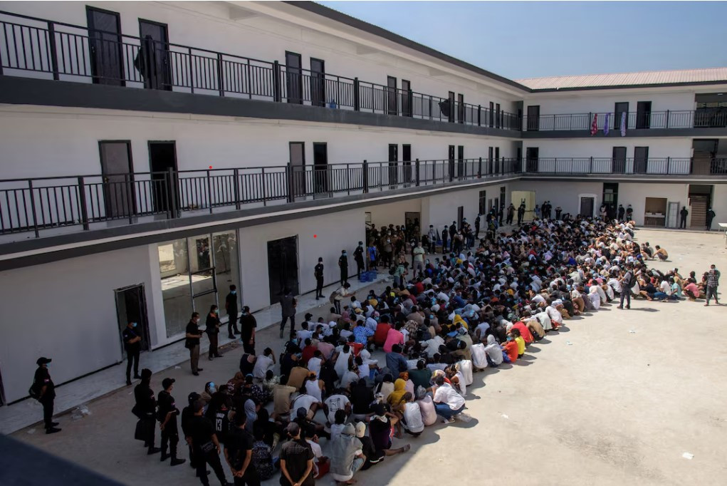 Công dân của nhiều nước được giải cứu sau chiến dịch truy quét khu lừa đảo ở vùng biên giới Thái Lan – Myanmar, ngày 26/2. (Ảnh: Reuters) Công dân của nhiều nước được giải cứu sau chiến dịch truy quét khu lừa đảo ở vùng biên giới Thái Lan – Myanmar, ngày 26/2. (Ảnh: Reuters)