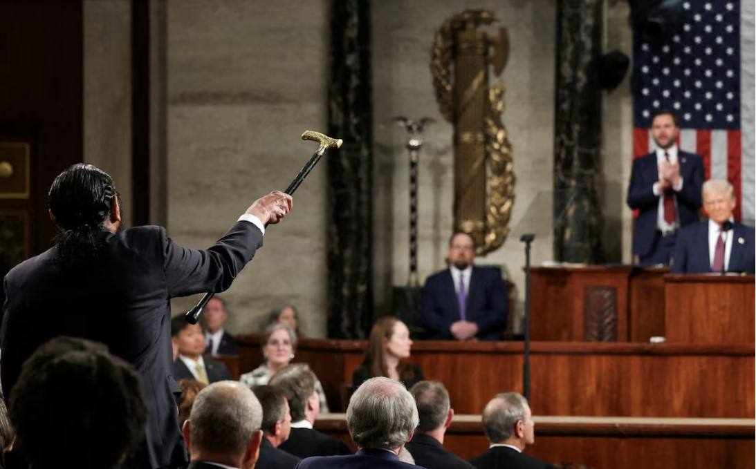 Nghị sĩ Al Green giơ gậy về phía Tổng thống Trump. (Ảnh: Reuters)