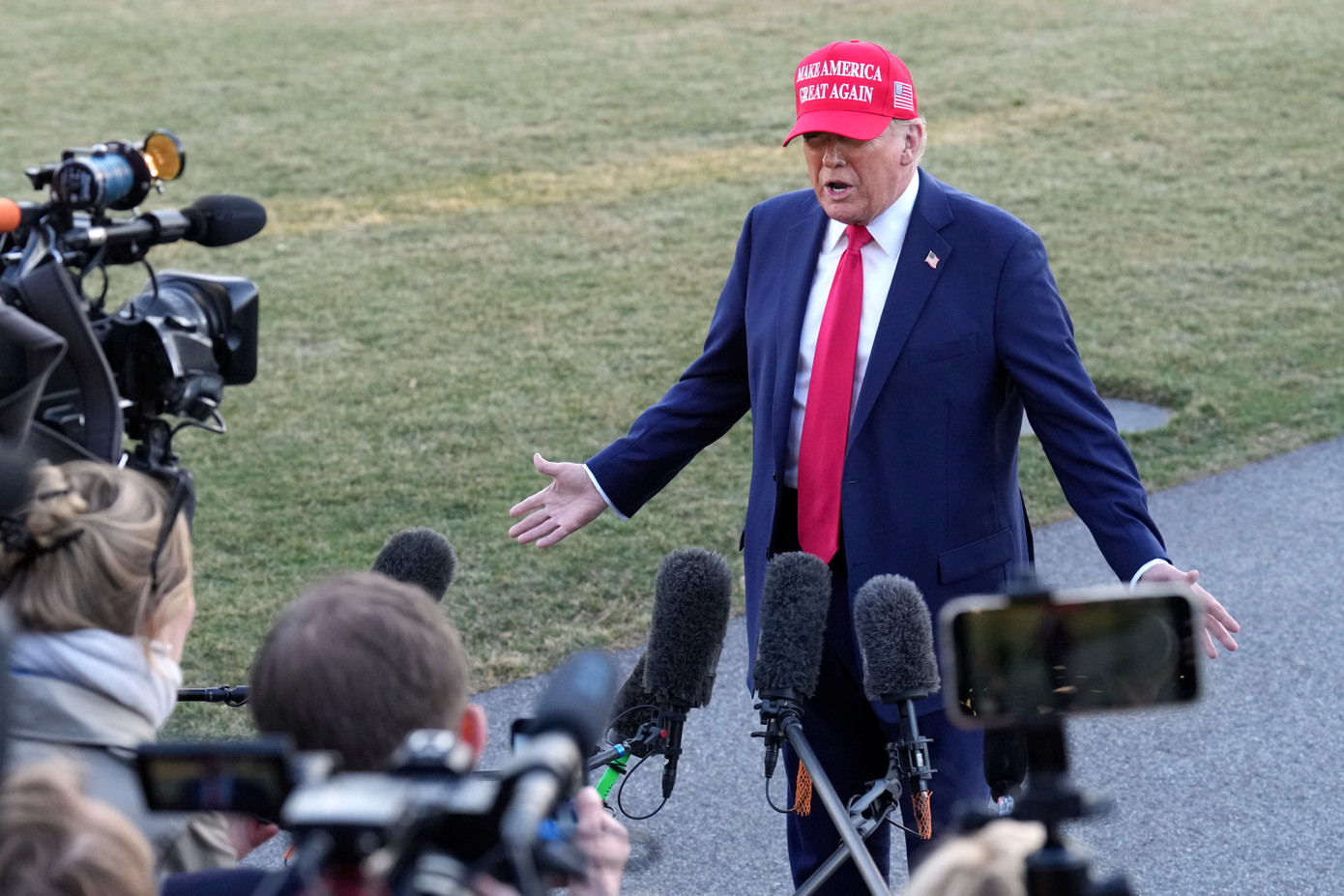 Ông Trump phát biểu với báo chí, ngày 28/2. (Ảnh: AP) Ông Trump phát biểu với báo chí, ngày 28/2. (Ảnh: AP)