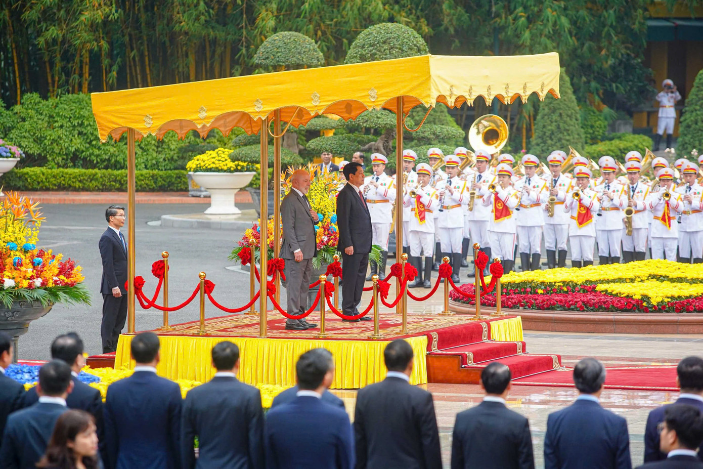 Chủ tịch nước Lương Cường và Tổng thống Brazil Lula da Silva trên bục danh dự nghe quân nhạc cử Quốc thiều hai nước. (Ảnh: Duy Phạm) Chủ tịch nước Lương Cường và Tổng thống Brazil Lula da Silva trên bục danh dự nghe quân nhạc cử Quốc thiều hai nước. (Ảnh: Duy Phạm)