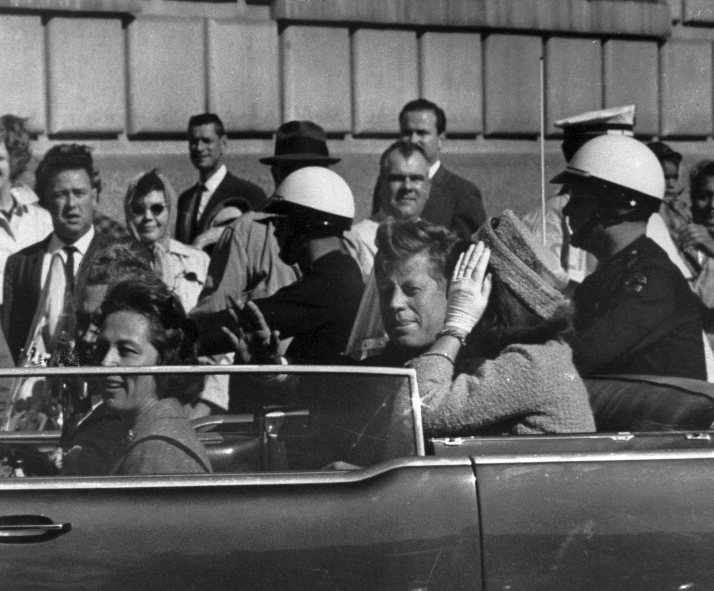 Tổng thống John F. Kennedy và Đệ nhất phu nhân Jacqueline Kennedy đi qua thành phố Dallas ngày 22/11/1963. (Ảnh: AP)