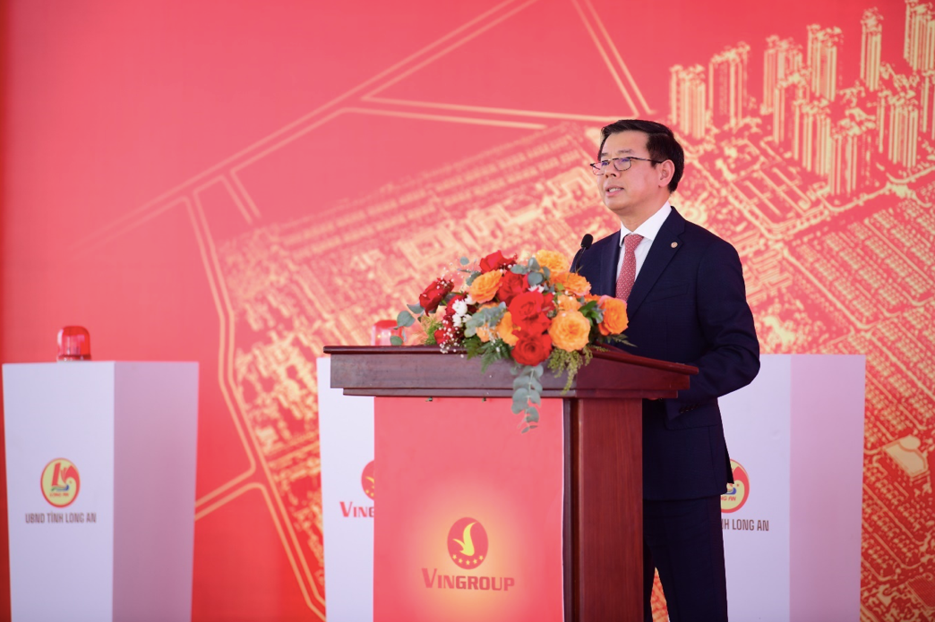 Ông Nguyễn Việt Quang - Phó Chủ tịch Hội đồng Quản trị kiêm Tổng giám đốc Tập đoàn Vingroup phát biểu tại sự kiện khởi công