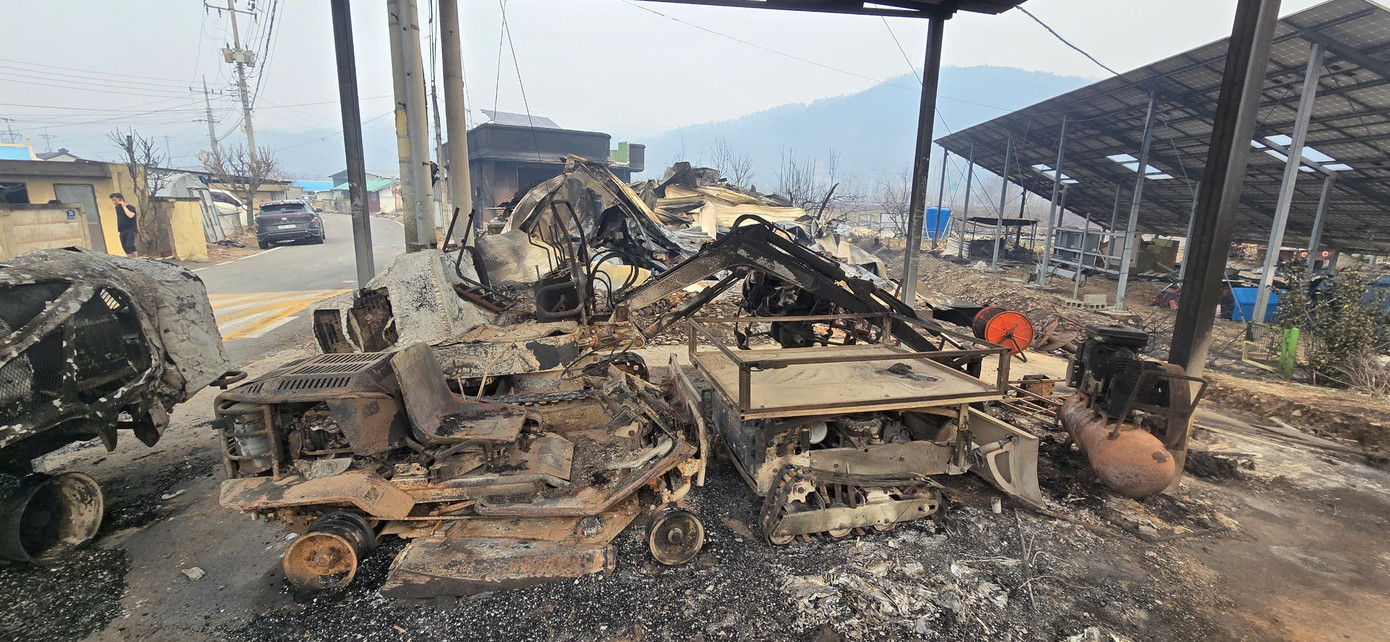 Ngôi nhà và các máy móc của gia đình chị Thái bị lửa thiêu rụi. (Ảnh: NVCC) Ngôi nhà và các máy móc của gia đình chị Thái bị lửa thiêu rụi. (Ảnh: NVCC)