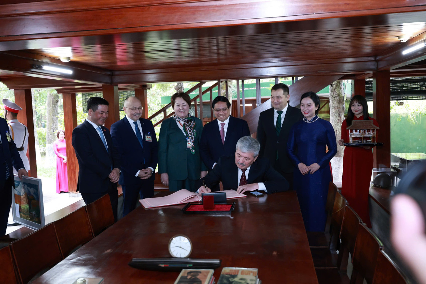 Thủ tướng Kyrgyzstan Adylbek Kasymaliev viết sổ lưu niệm khi thăm Nhà sàn Bác Hồ trong Khu Di tích Phủ Chủ tịch. (Ảnh: Nhật Bắc) Thủ tướng Kyrgyzstan Adylbek Kasymaliev viết sổ lưu niệm khi thăm Nhà sàn Bác Hồ trong Khu Di tích Phủ Chủ tịch. (Ảnh: Nhật Bắc)